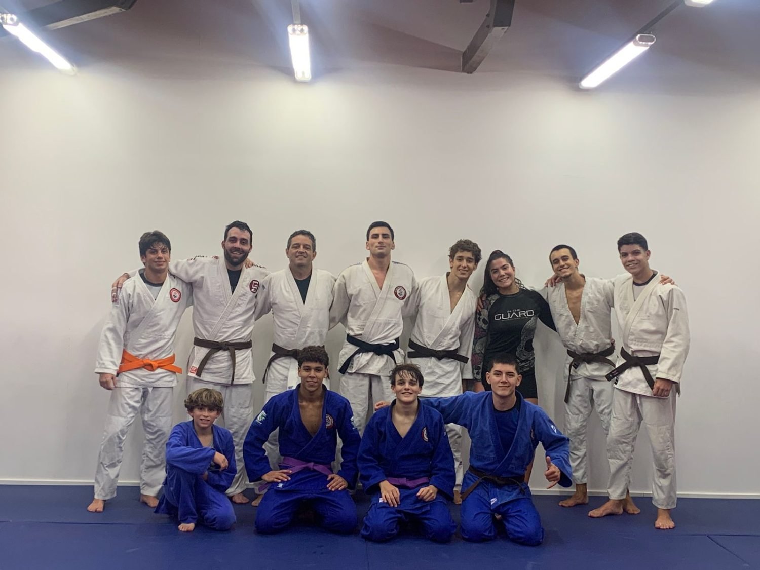Turma de judô reunida no dojô da Garcez Judô