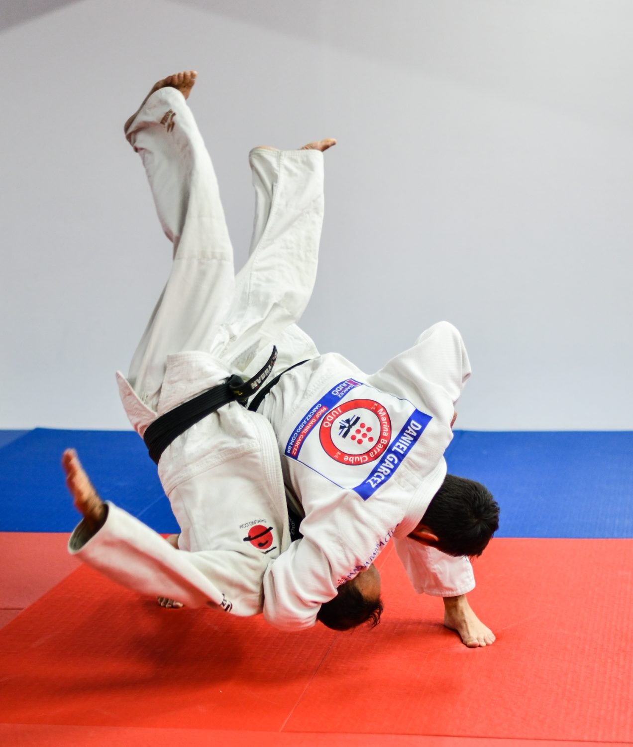 Sensei Daniel Garcez aplicando uma projeção no tatame