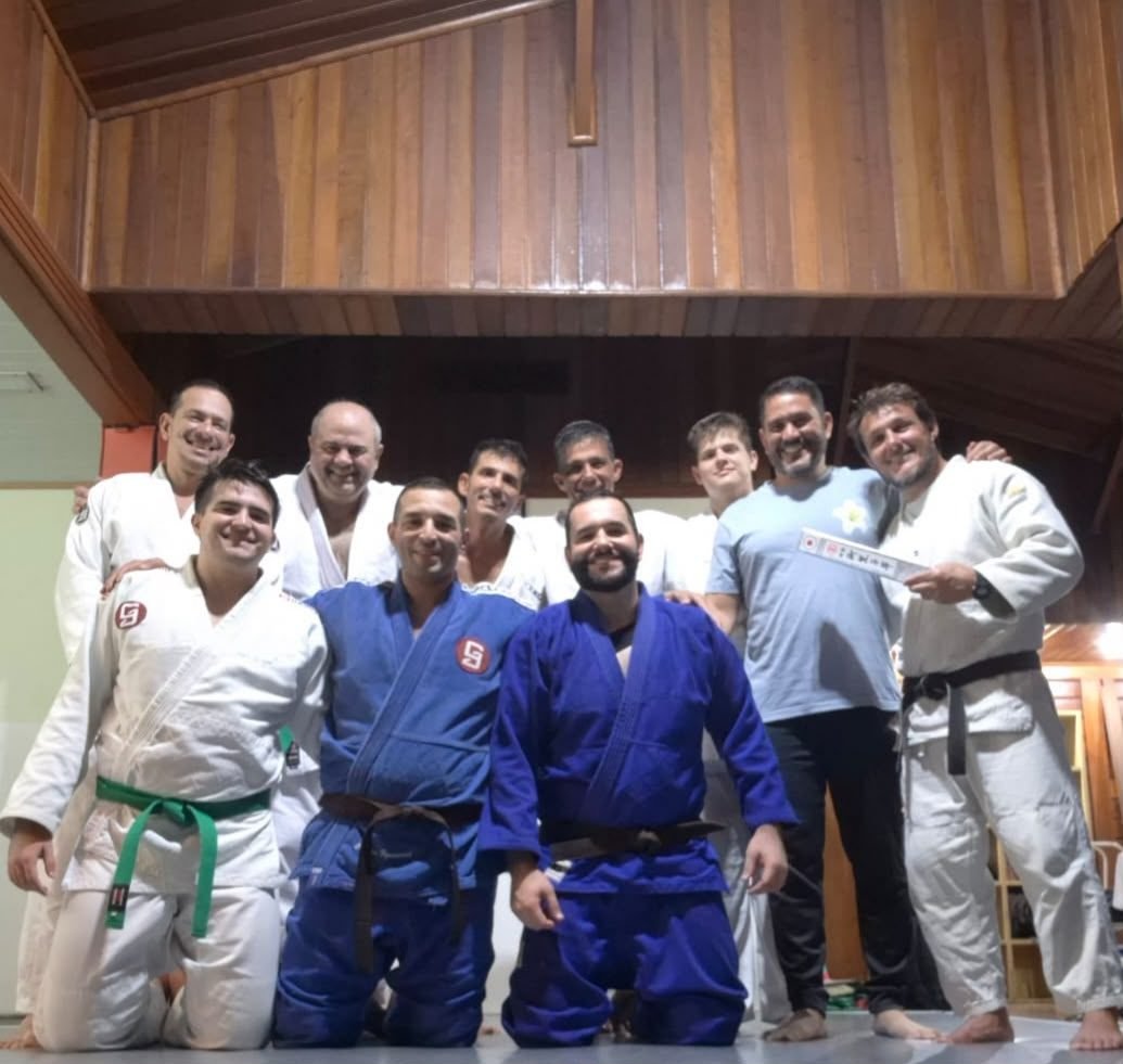 Turma adulta reunida ao fim do treino