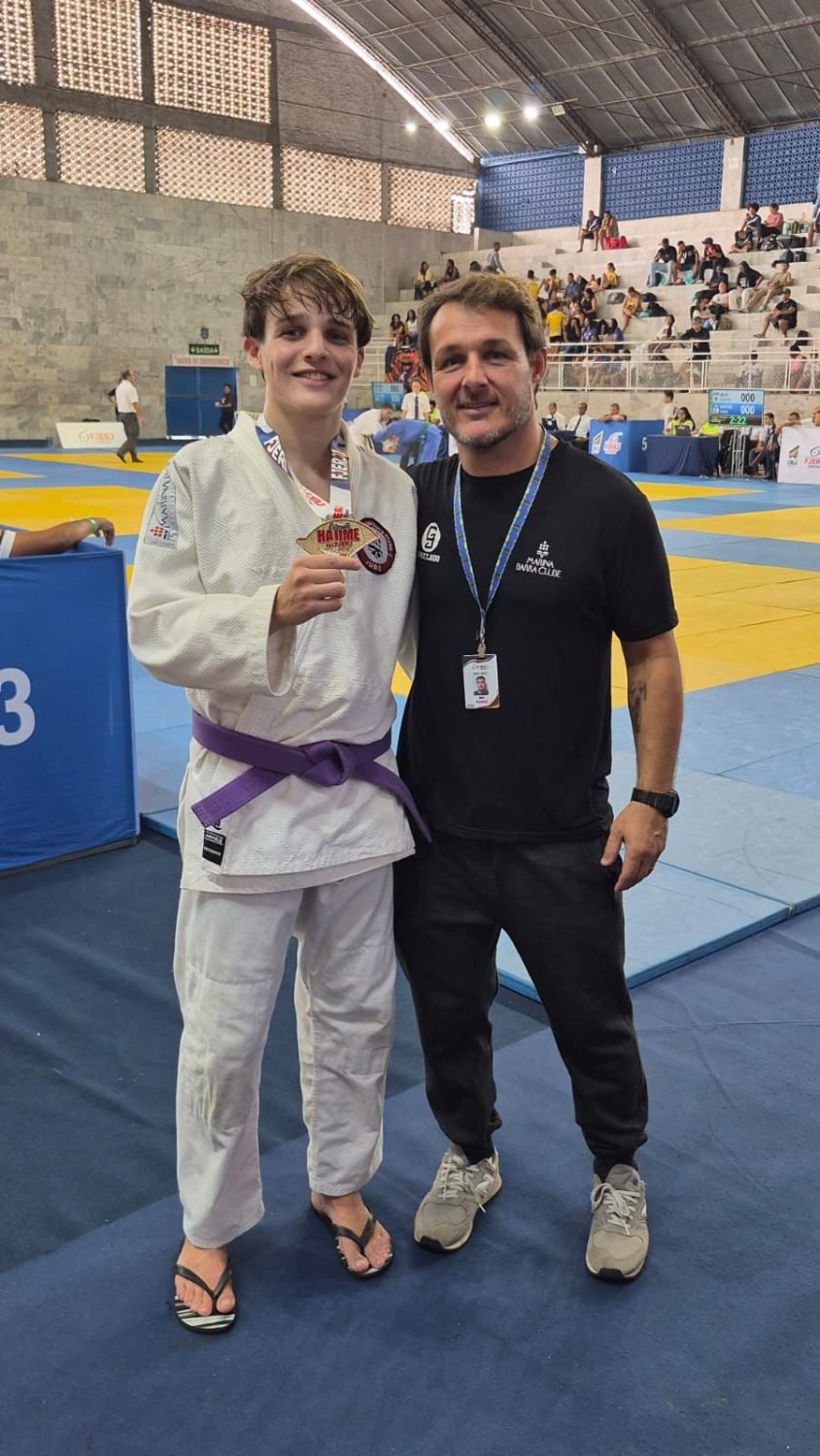 Atleta medalhista com o Sensei Daniel Garcez