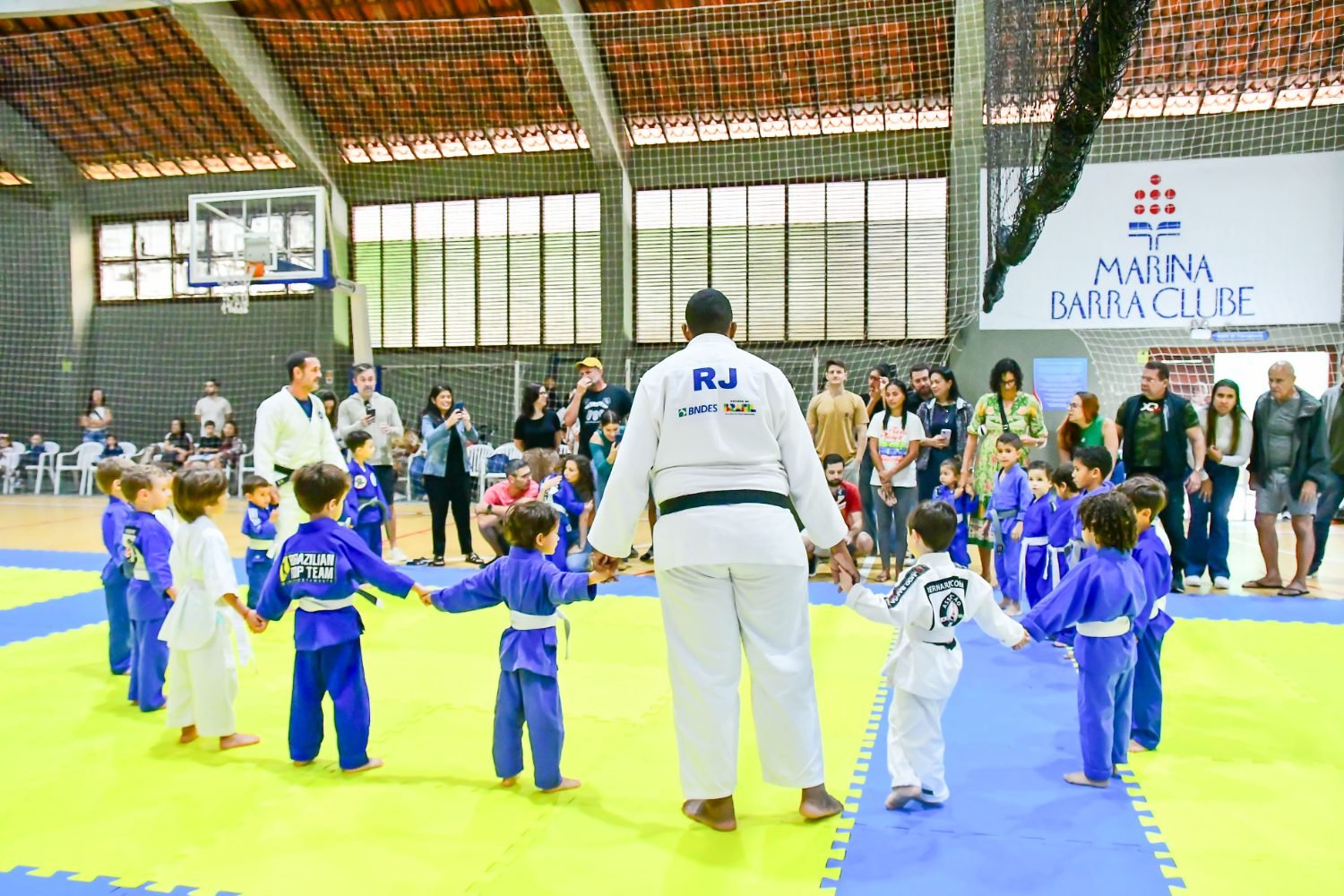 7° MBC Open de Judô — roda de abertura com as turmas de mãos dadas