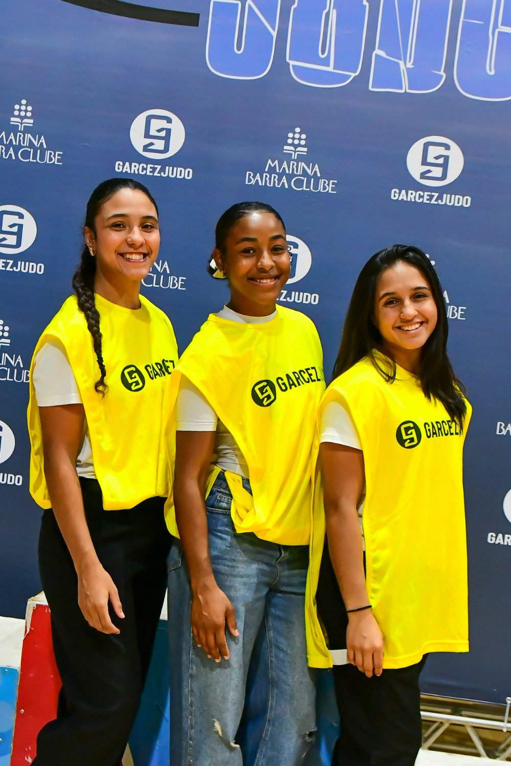 Voluntárias da Garcez Judô no backdrop do 7° MBC Open