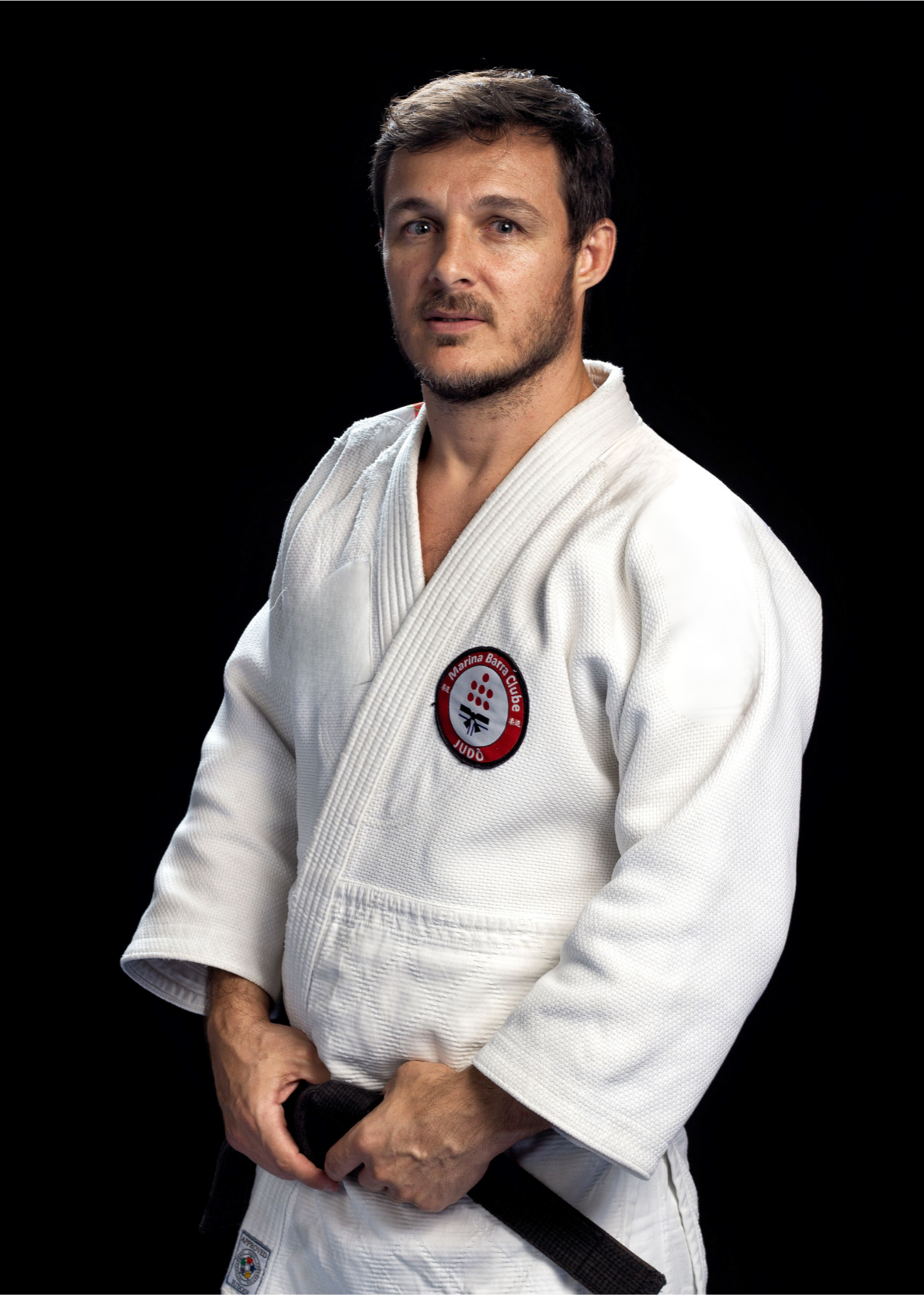Sensei Daniel Garcez de kimono branco e faixa-preta